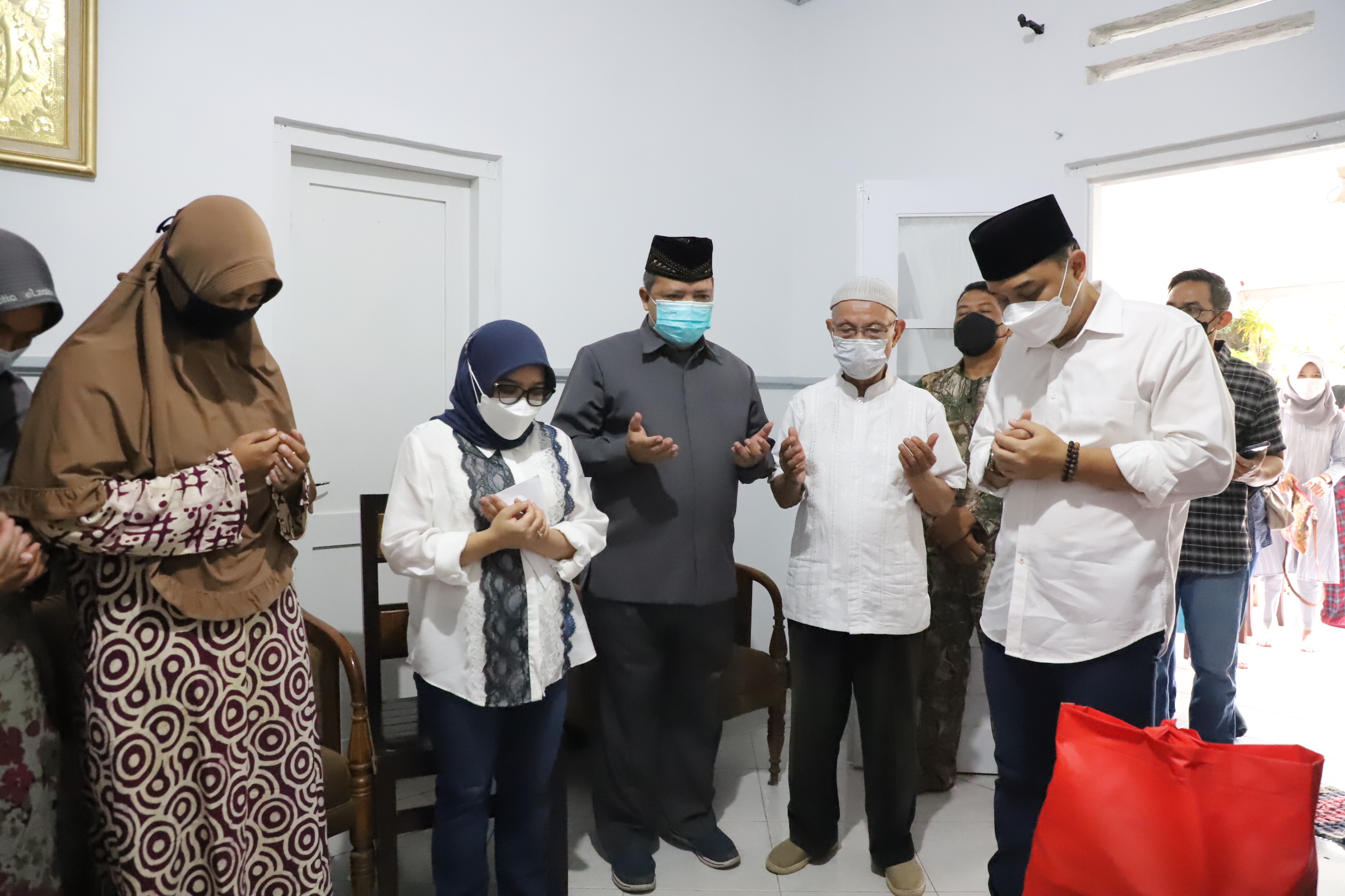 Wali Kota Surabaya, Eri Cahyadi mengunjungi keluarga awak kapal selam KRI Nanggala 402