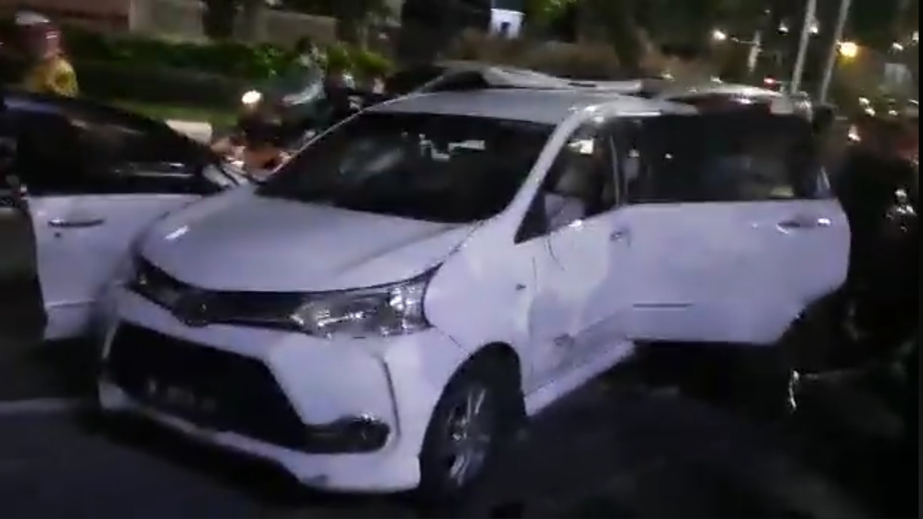 Mobil milik Junaidi yang dirusak warga