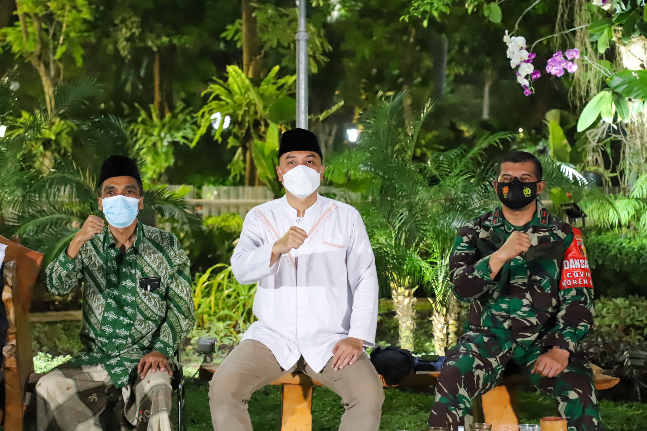 Wali Kota Surabaya, Eri Cahyadi saat mengikuti rapat koordinasi (Rakor) bersama Forum Komunikasi Pimpinan Daerah (Forkopimda) Jawa Timur secara virtual.