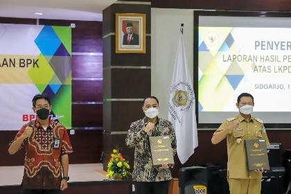 Laporan Hasil Pemeriksaan (LHP) atas Laporan Keuangan Pemerintah Daerah (LKPD) Tahun Anggaran 2020 diserahkan oleh Kepala Perwakilan Badan Pemeriksa Keuangan (BPK) Jawa Timur Joko Agus Setyono kepada Wali Kota Surabaya Eri Cahyadi di kantor BPK Jatim, Sel