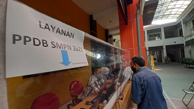 Joko Nur Cahyo saat bertanya kepada petugas di Dinas Pendidikan Kota Surabaya