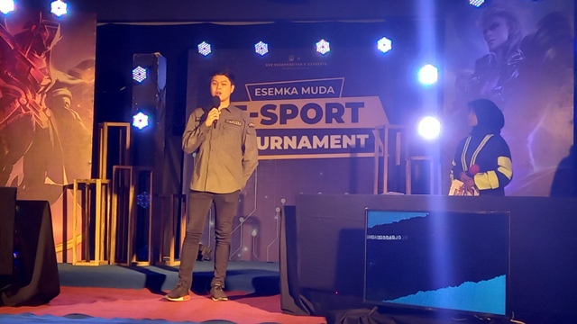 Ketua Harian ESI E-Sport Jatim, Daniel Agung saat meninjau pelaksanaan pertandingan E-Sport di SMK Muhammadiyah 2 Kota Surabaya