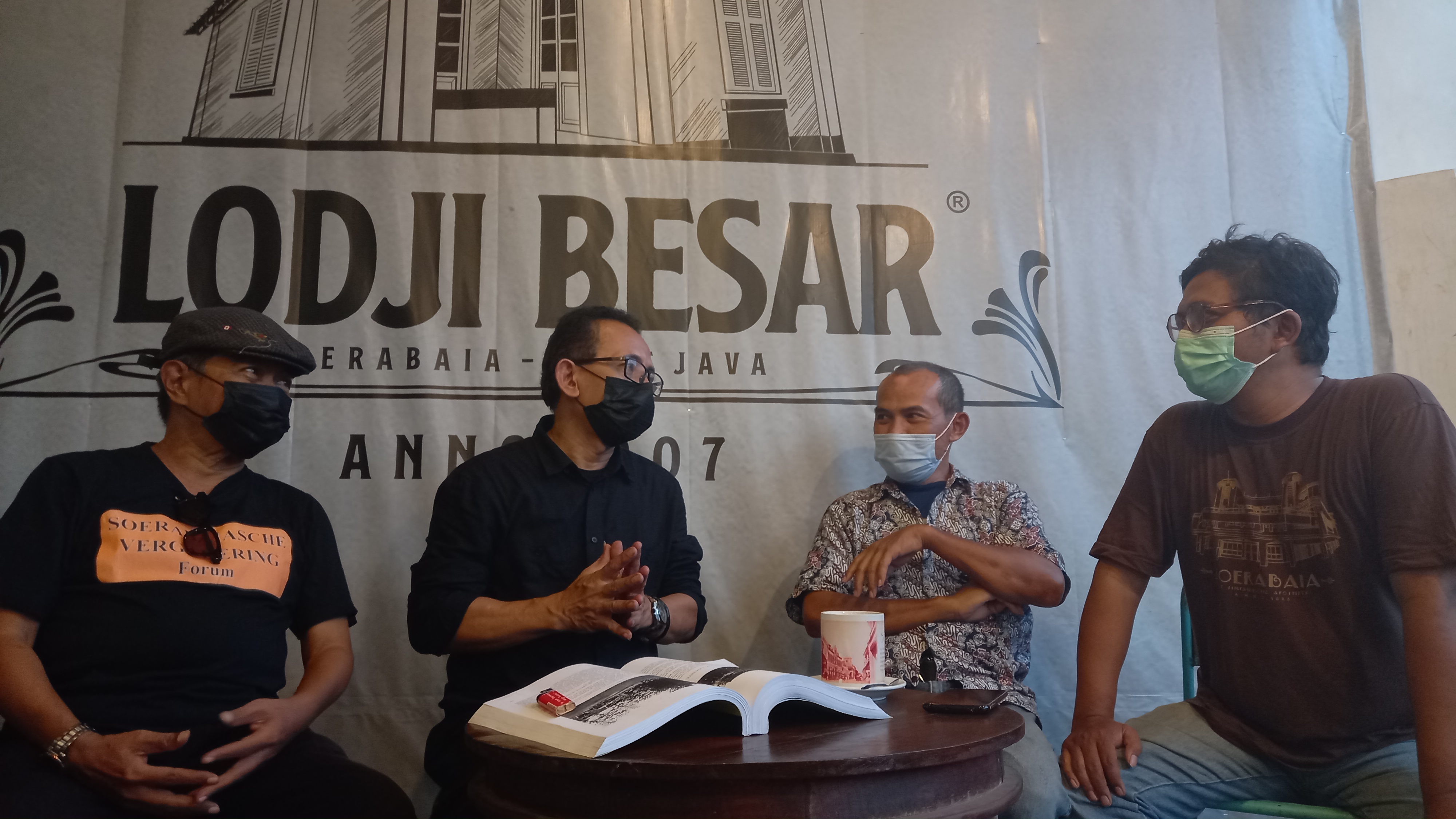 Foto: (dari kiri) Anggota Forum Begandring Soerabaia Khotib, Wakil Ketua DPRD Kota Surabaya A.H. Thony, Anggota Forum Begandring Soerabaia Nanang Purwono, dan Koordinator Forum Begandring Soerabaia Kuncarsono Prasetyo