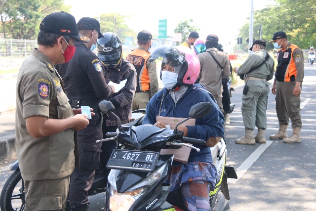 Penyekatan dan screening di pintu keluar Jembatan Suramadu, arah Kabupaten Bangkalan menuju Kota Surabaya.