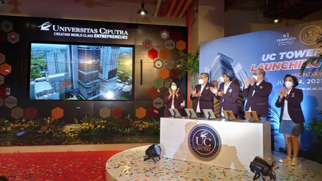 Rektor bersama jajaran Univetsitas Ciputra (UC) saat meresmikan kerjasama, antara (UC) dan Metrodata Academy.