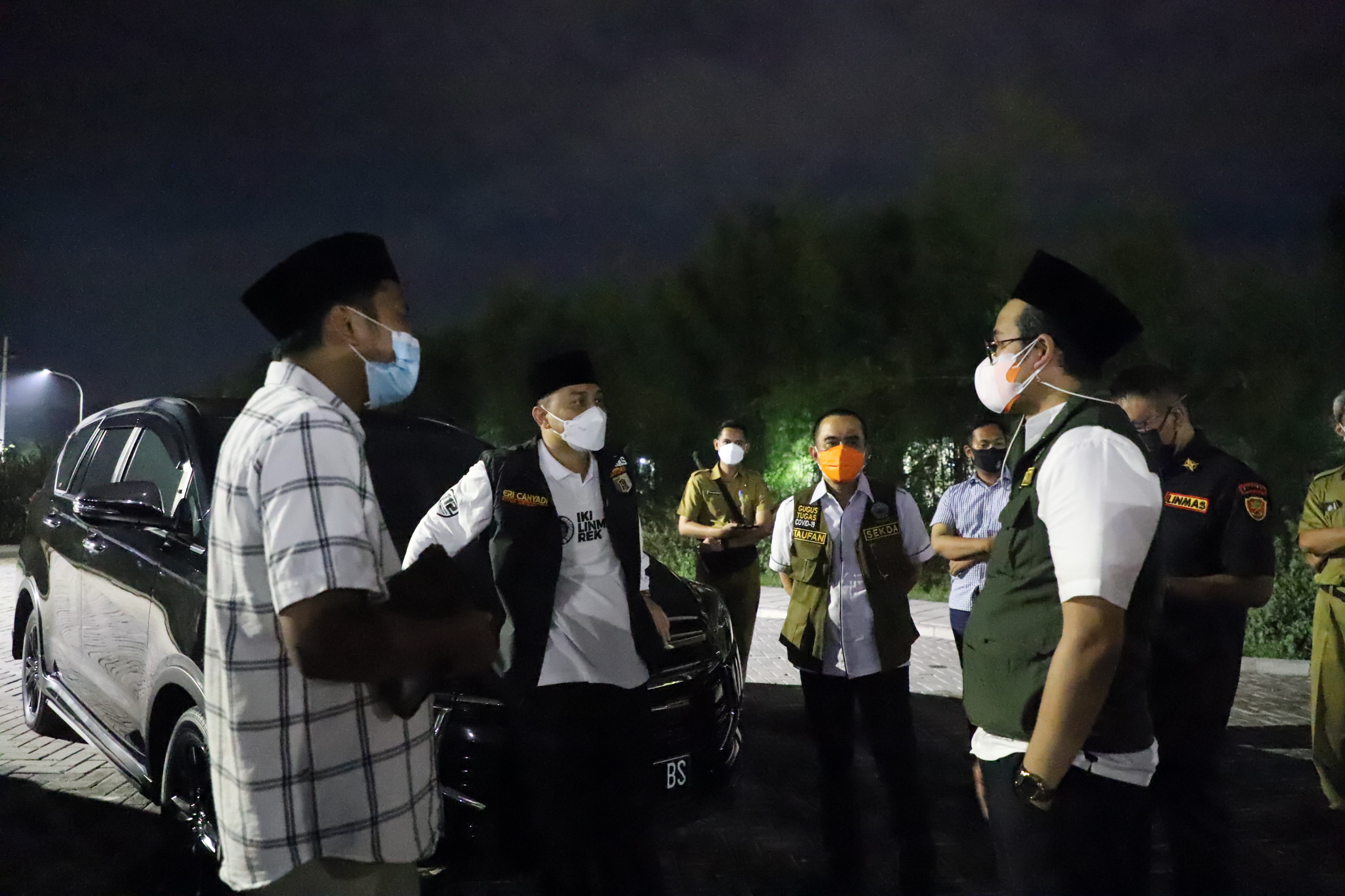 Bupati Bangkalan R Abdul Latif Amin Imron, Wali Kota Surabaya Eri Cahyadi dan Korlap aksi demo Ahmad Annur. Ketiganya ber koordinasi terkait penerapan SIKM.