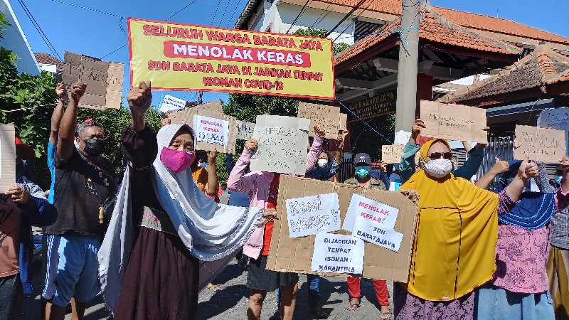 Suasana aksi penolakan warga Barata Jaya, Surabaya, Jumat (23/7/2021).