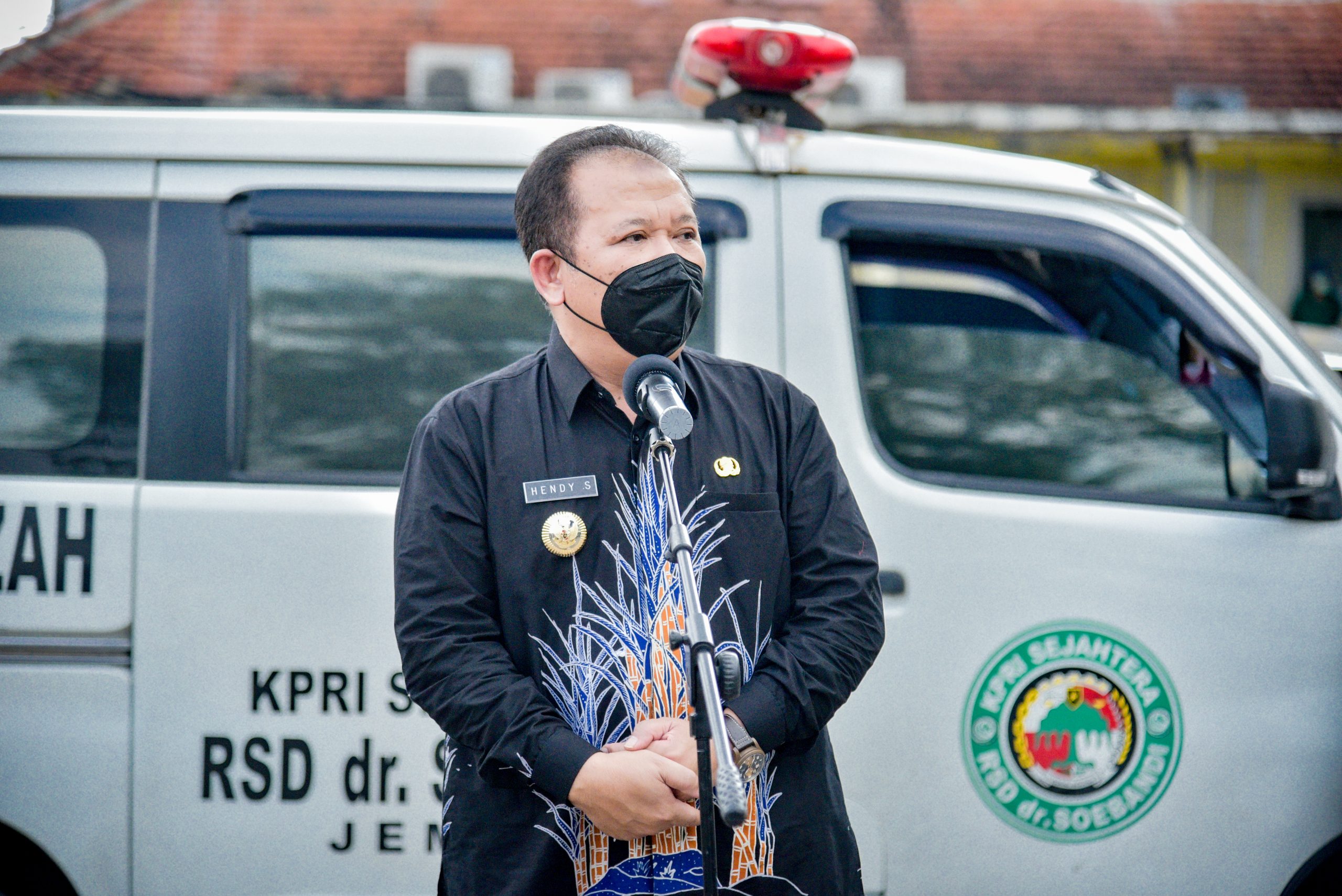 Bupati Jember Hendy Siswanto pada sebuah kesempatan pemakaman Covid-19. (jemberkab.go.id)
