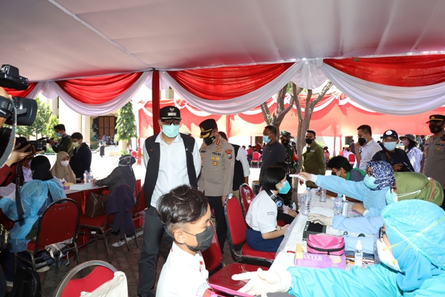 Wali Kota Surabaya Eri Cahyadi saat meninjau serbuan vaksinasi massal di Lapangan Thor, Kamis (12/8/2021).