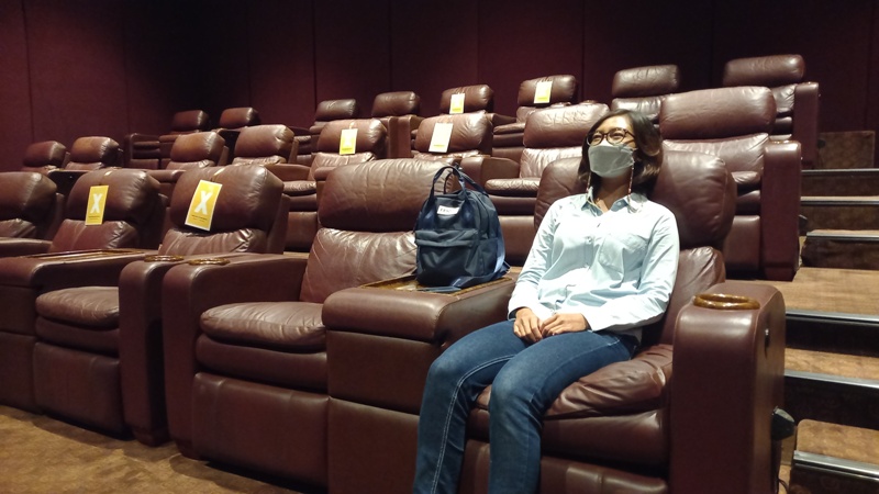 Simulasi nonton bioskop.