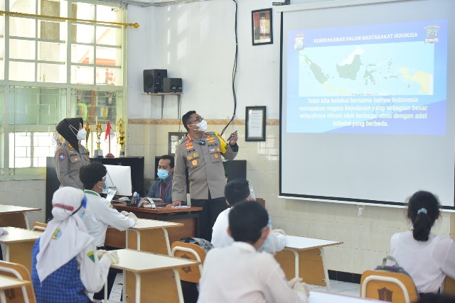 Kapolrestabes Surabaya, Kombes Pol Johnny Eddizon Isir, saat menerangkan materi kepada para siswa SMP di SMP Negeri 1 Kota Surabaya.