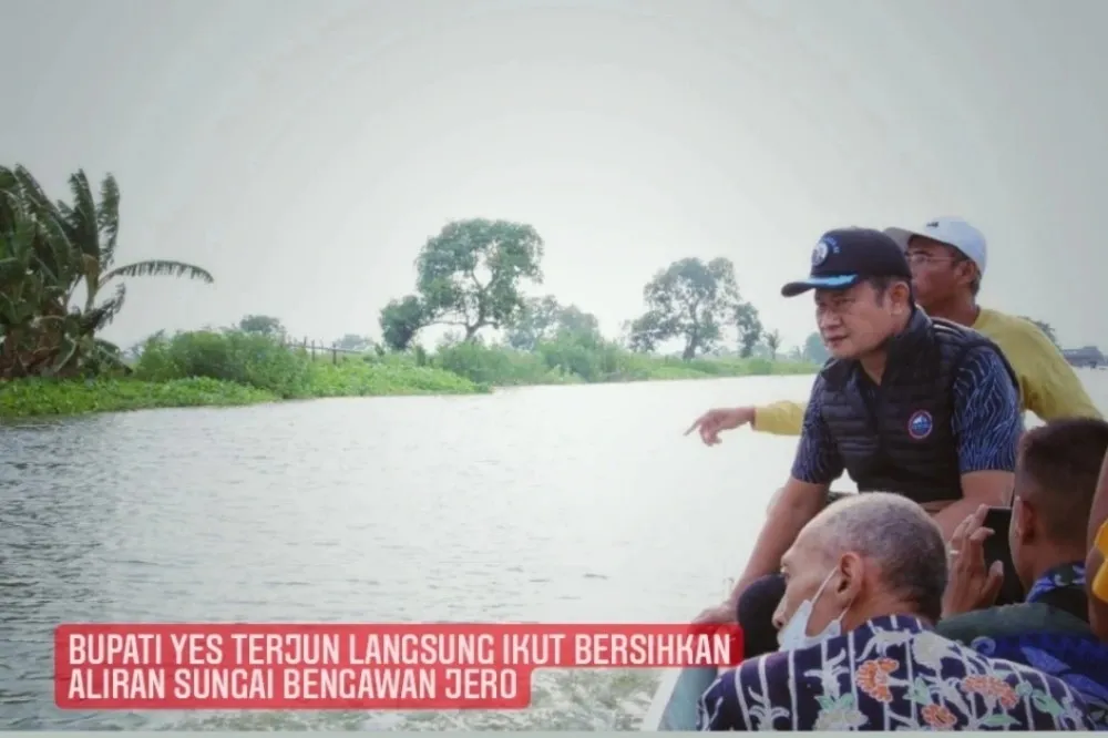 Bupati Yes Terjun Langsung Ikut Bersihkan Aliran Sungai Bengawan Jero