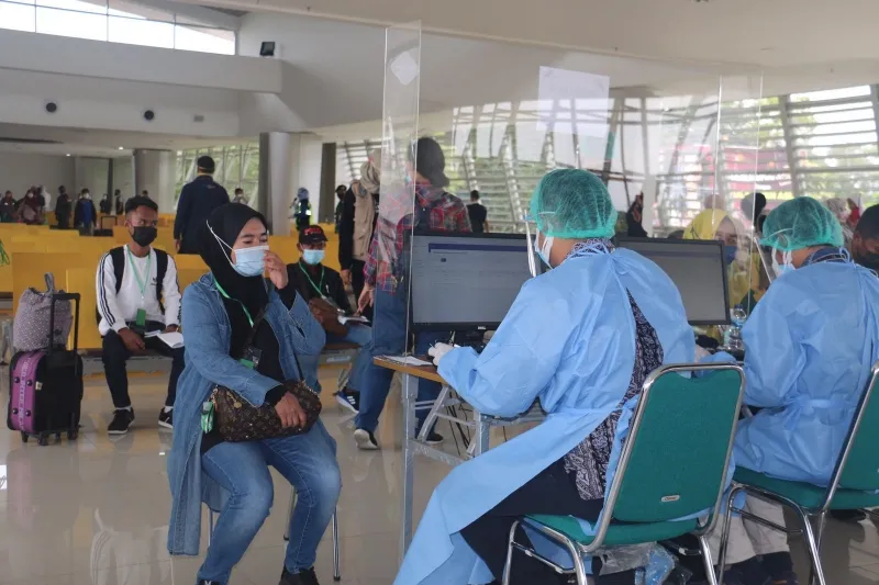 129 PMI dari Malaysia Tiba di Jatim, Gubernur Khofifah: Siapkan Karantina