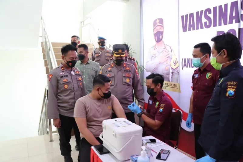 Polres Gresik Gelar Vaksinasi Booster Untuk Anggota