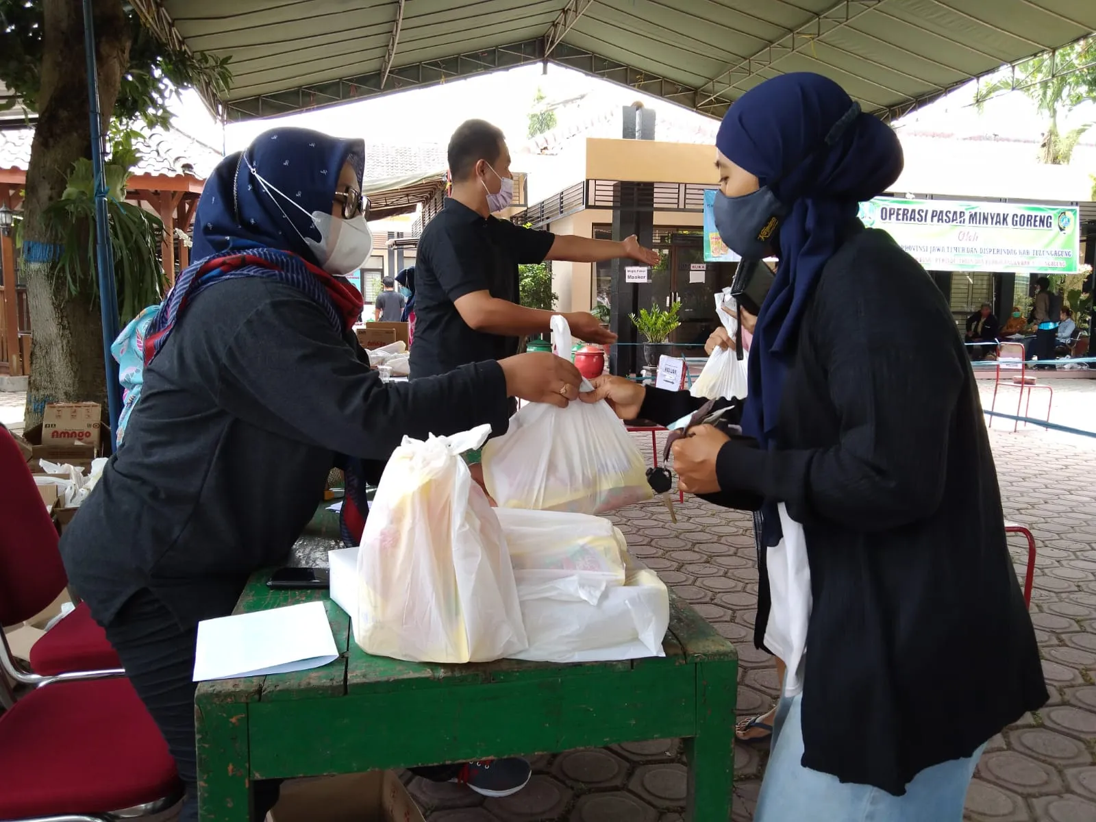 Warga Tulungagung Serbu Operasi Minyak Goreng Satu Harga