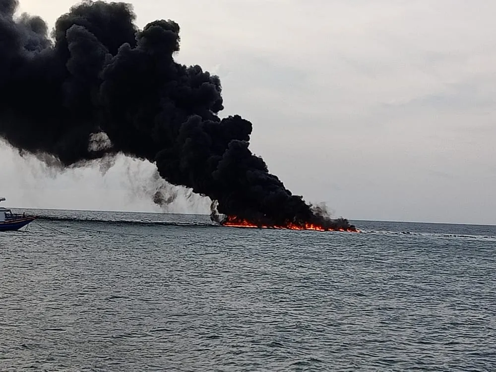 Kapal Angkut 120 Jerigen Berisi BBM Jenis Pertamax Hangus Terbakar di Sumenep