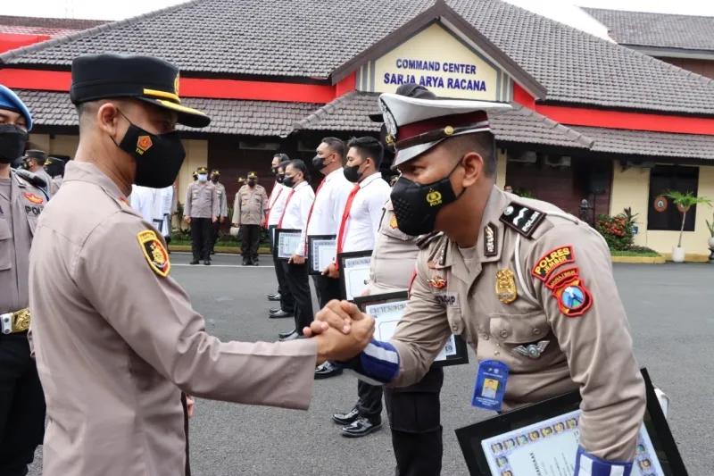 Kapolres Jember Ganjar Anggota Polres dan Polsek Jajaran Reward dan Punishment