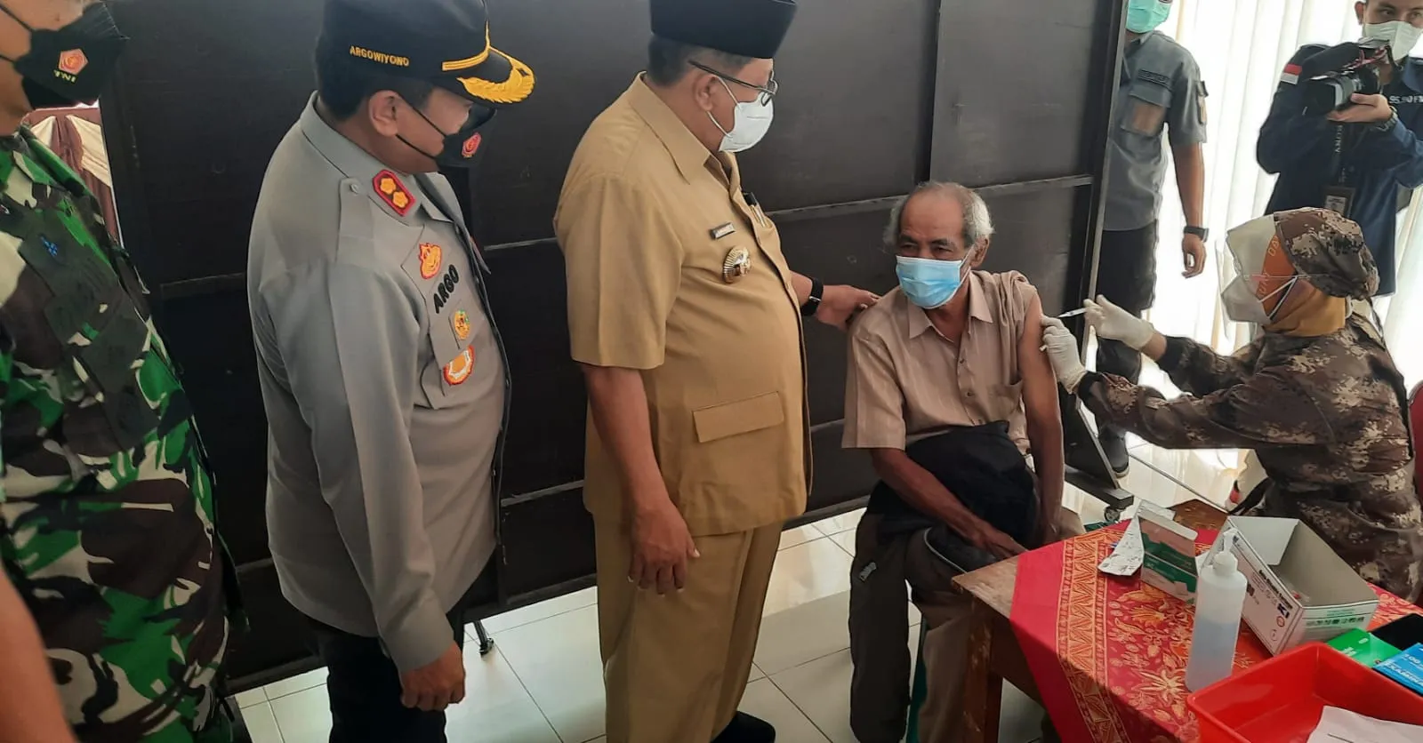 Banjir Peminat, Lansia di Kota Blitar Antusias Ikuti Launching Vaksinasi Booster
