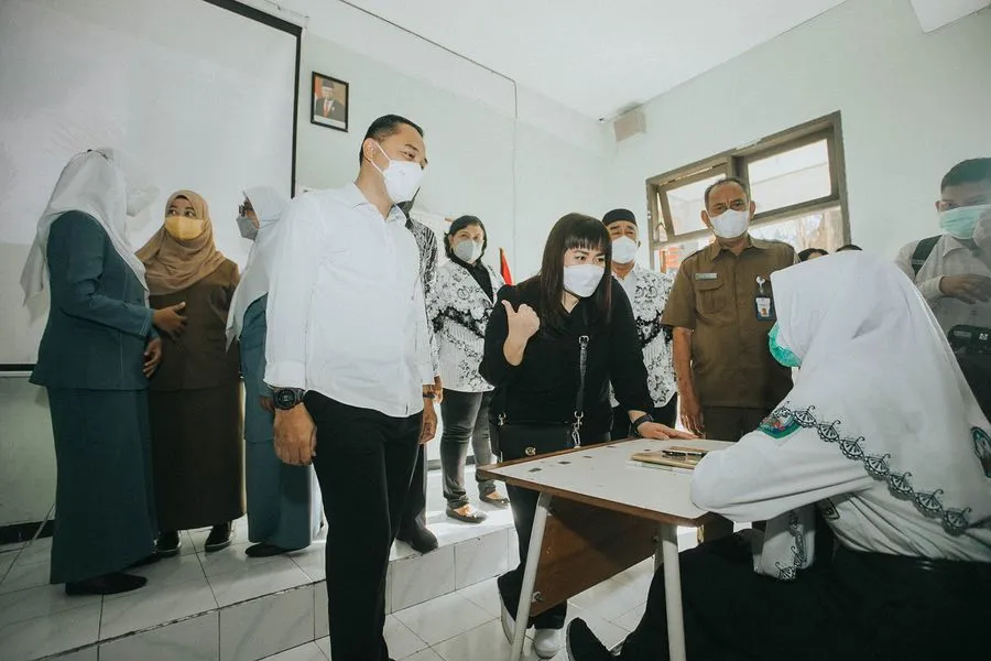 Wali Kota Eri Bersama Pimpinan DPRD Surabaya Tinjau Hari Pertama PTM 100 Persen