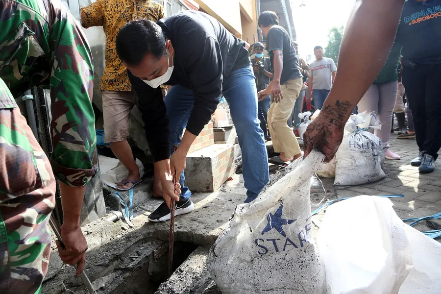 Kerja Bakti Massal Bareng Warga, Wali Kota Eri Ikut Keruk Saluran Air
