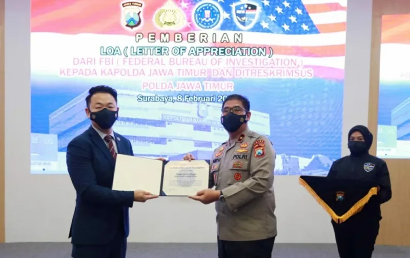 Polda Jatim Terima Penghargaan dari FBI Usai Ungkap Situs Palsu Bansos AS