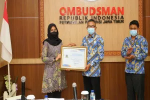 Baca juga : Ombudsman Jatim Serahkan Rapot Kepatuhan Pelayanan Publik, Banyuwangi Raih Nilai Tertinggi