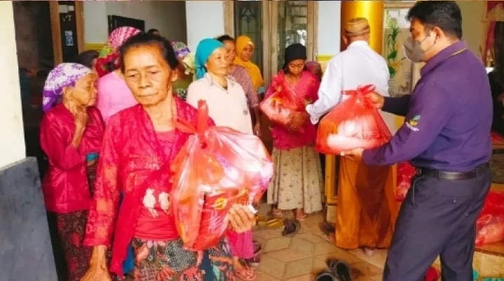TKSK Situbondo Salurkan Sembako Bagi Lansia dan Janda Kurang Mampu
