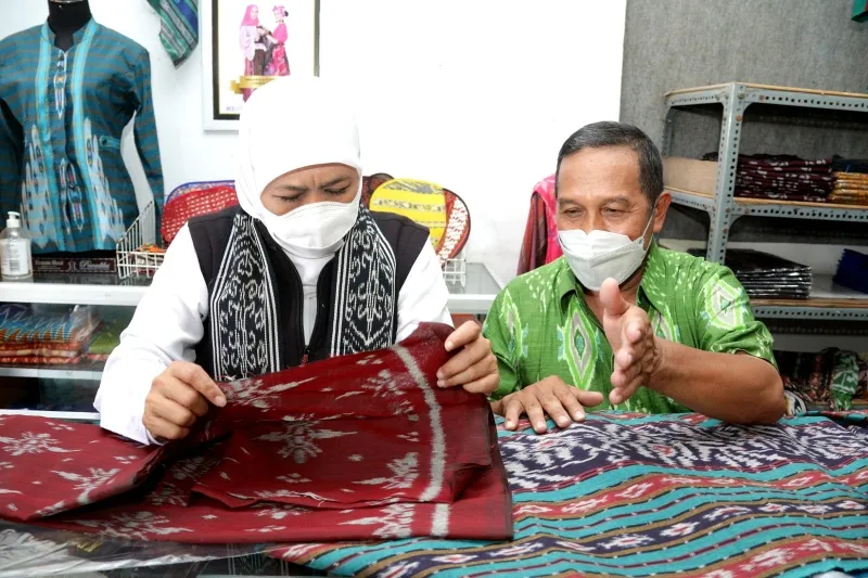 Terpukau Kerajinan Tenun Ikat dan Songket Parengan Lamongan, Khofifah Usulkan Parengan jadi Desa Devisa