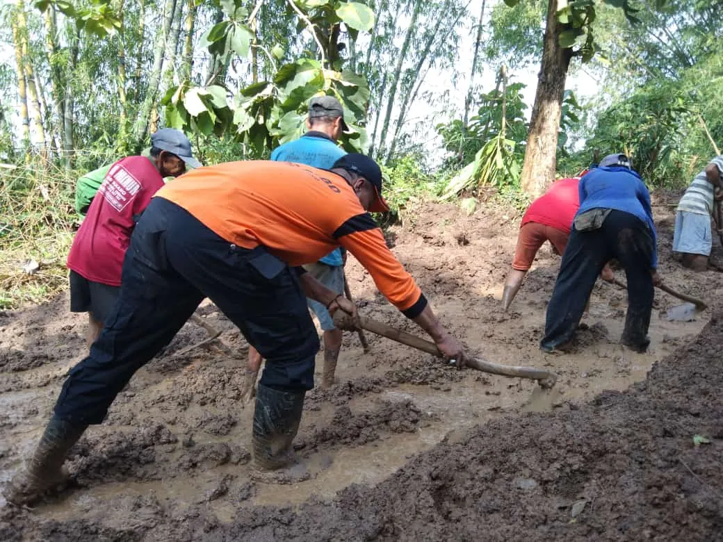 Dibantu TNI Dan BPBD, Warga Bersihkan Material Longsor