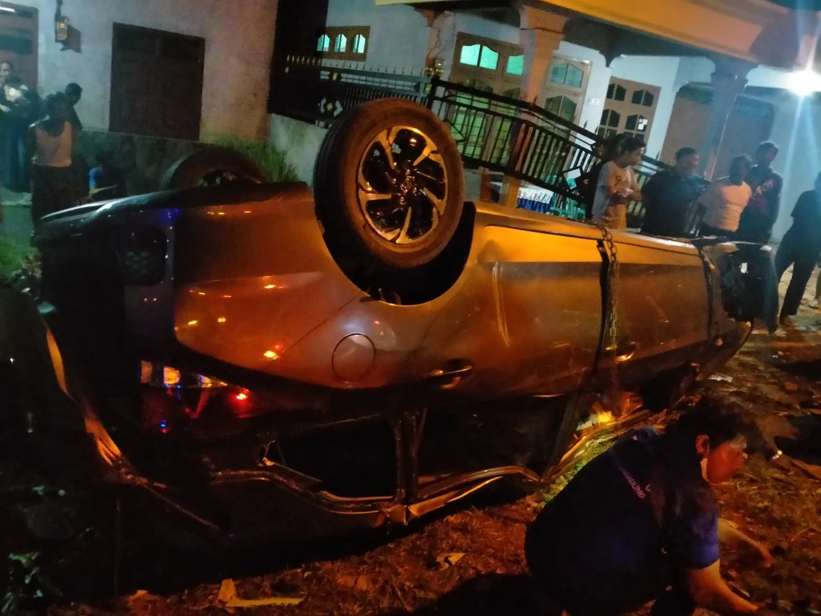Baca juga : Mobil Tabrak Tiang Lampu, satu Penumpang Tewas Di Tempat