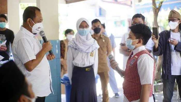 Baca juga : Covid-19 Melandai, Wakil Walikota Armuji sebut Kota Surabaya Siapkan PTM 100 Persen