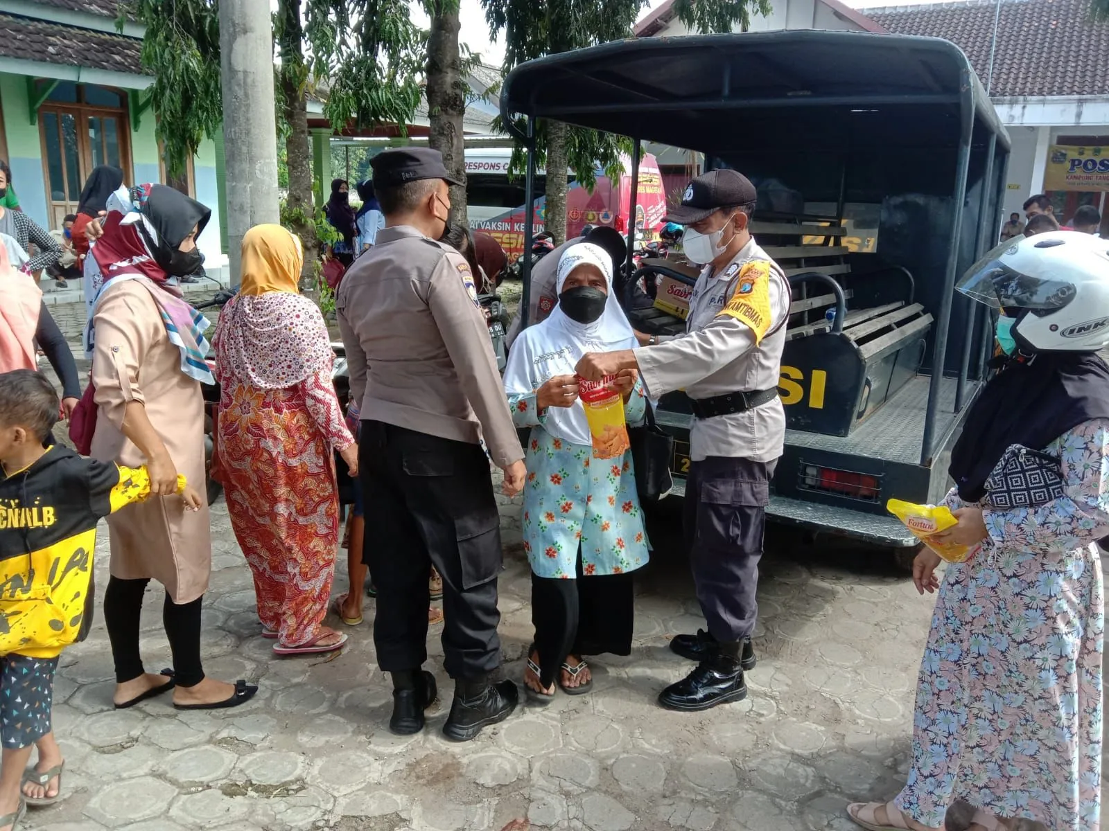 Berbagi Minyak Goreng Gratis, Cara Humanis Polres Magetan Tarik Minat Warga Ikut Vaksin