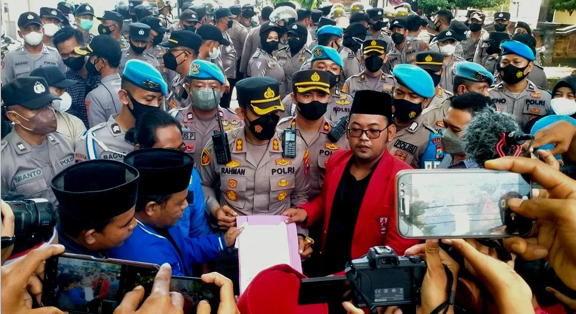 Baca juga : Kapolres Sumenep Meminta Maaf dan Turut Belasungkawa atas Meninggalnya Herman