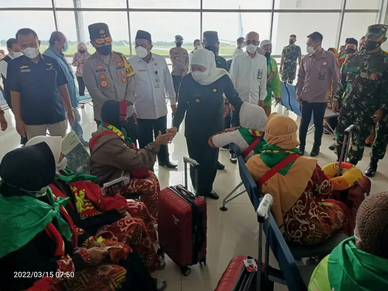 Gubernur Khofifah Lepas Jamaah Umroh Dengan Kalimat Talbiyah