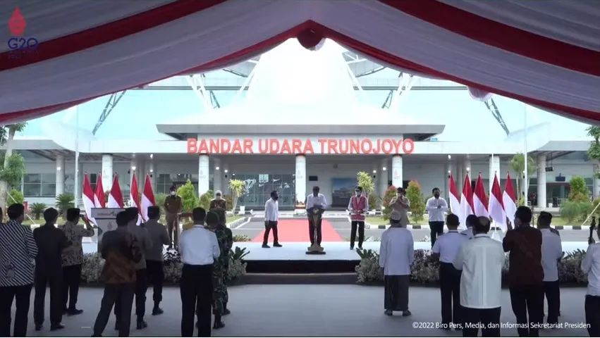 Resmikan Bandara Trunojoyo, Presiden: Tingkatkan Daya Saing dan Gerakkan Ekonomi Masyarakat