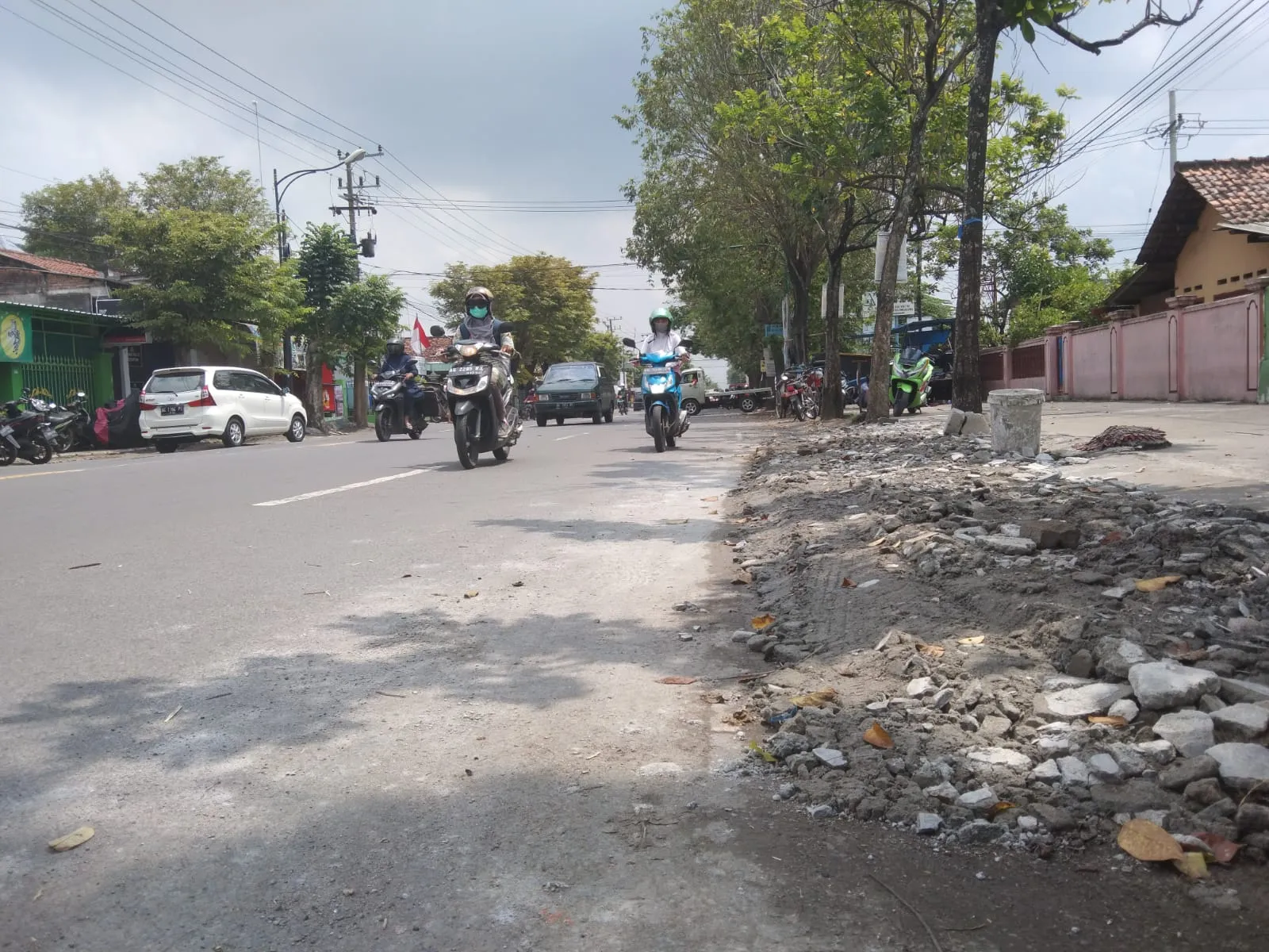 Jalan Aspal di Tulungagung Diuruk Orang Misterius, Pedagang Terganggu
