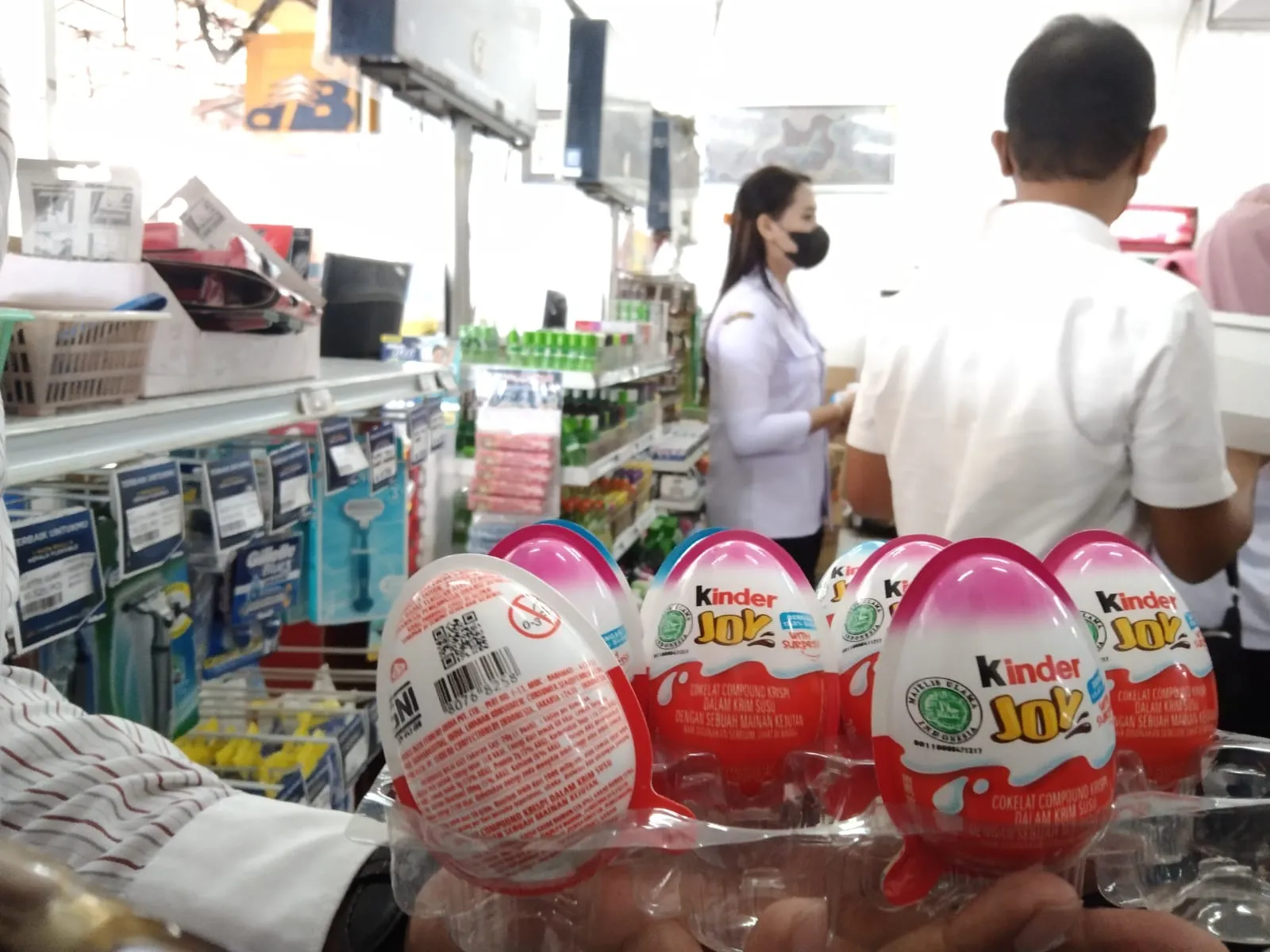 Dilarang Beredar, Petugas Masih Temukan Kinder Joy di Etalase Swalayan