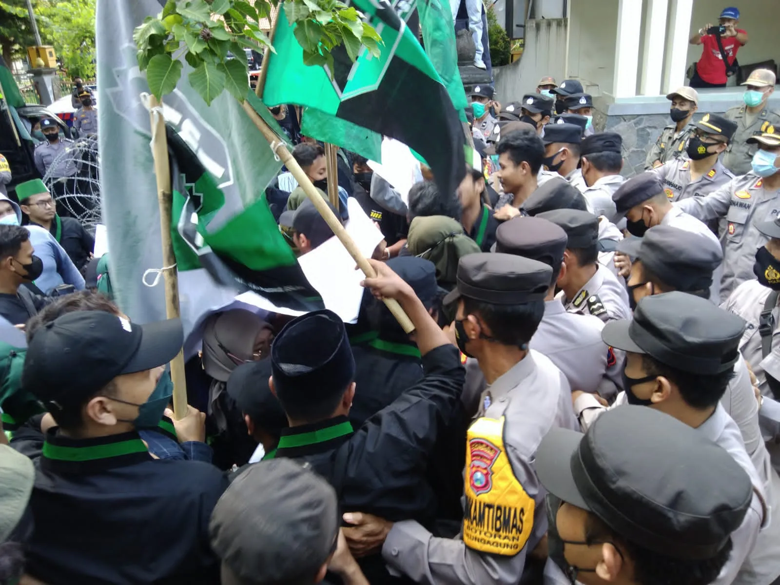 Sehari, DPRD Tulungagung Didemo 2 Kali, Saling Dorong Hingga Bakar Ban