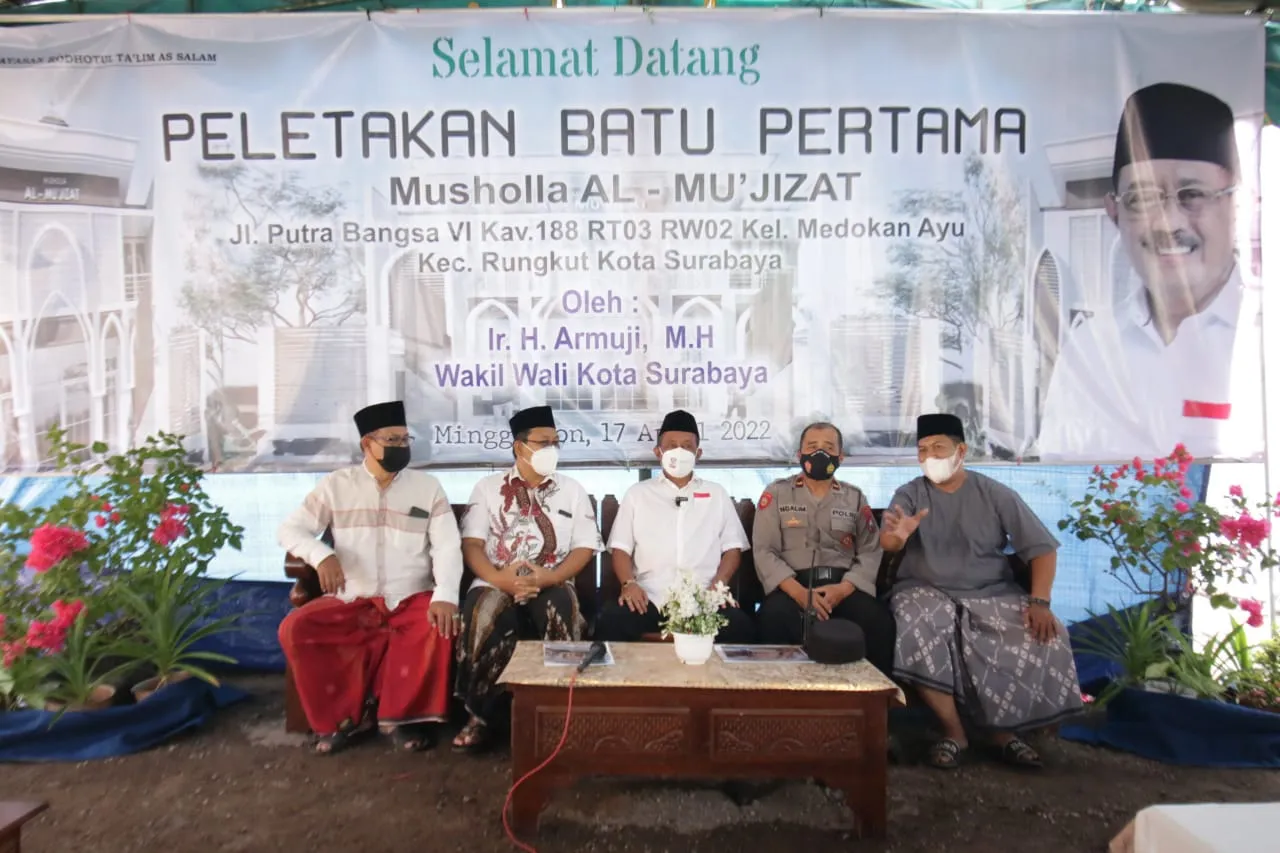 Peletakan Batu Pertama Musholla Al-Mu'jizat, Wawali Armuji Singgung saat Dirinya Terpapar Covid-19
