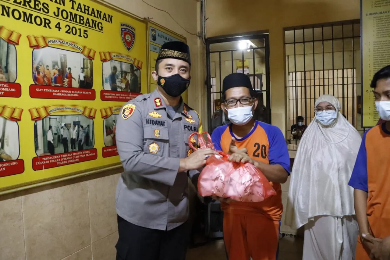 Kapolres Jombang Ajak Tahanan Buka Puasa Bersama