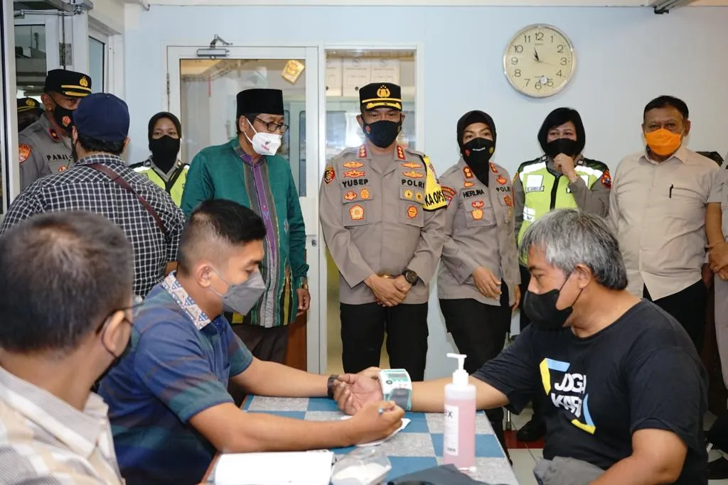 Vaksin Booster Berhadiah Motor Dari Kapolrestabes Surabaya di Masjid Akbar Surabaya Ramai Peminat