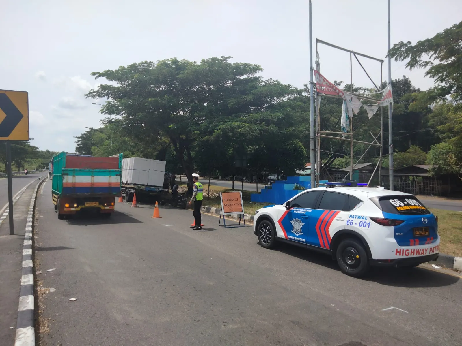 Rem Nyeplos, Toyota Rush Tabrak Truk Mogok di Exit Jembatan Suramadu Arah Madura