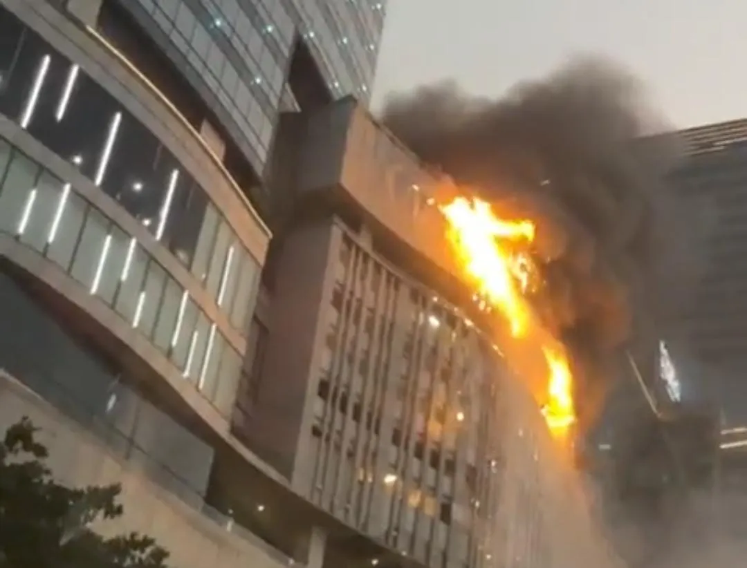 Tunjungan Plaza Surabaya Kebakaran, Jalan Basuki Rahmat Macet Total