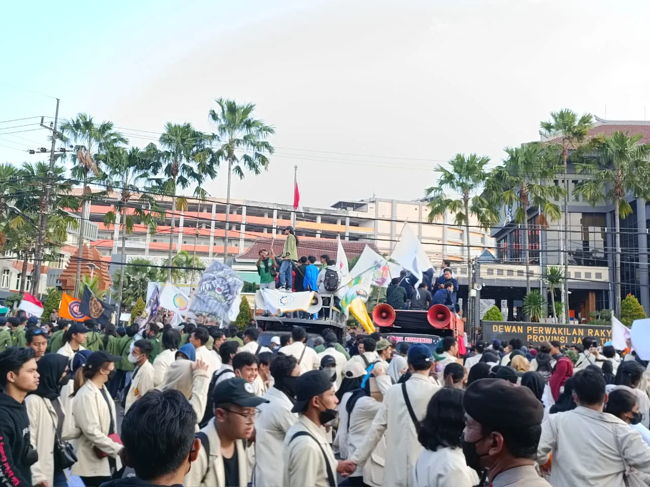 Nilai Pemerintahan Jokowi Gagal, Ribuan Mahasiswa Geruduk Kantor DPRD Jatim
