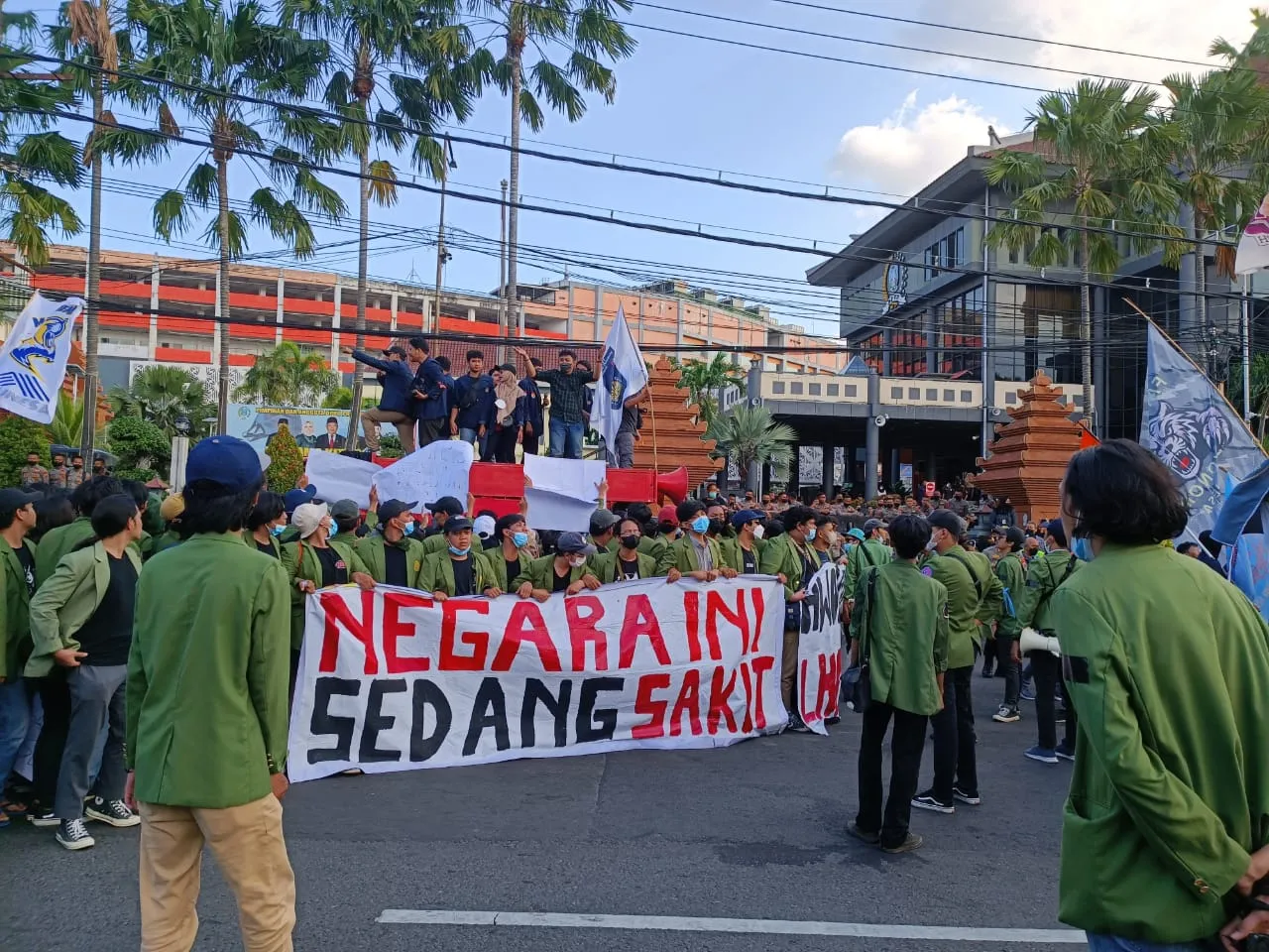 Ribuan Mahasiswa Geruduk Kantor DPRD Jatim