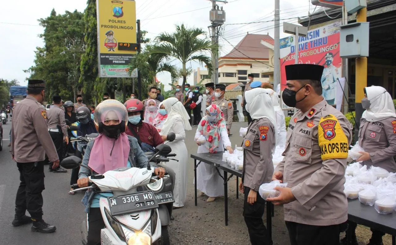 Polres Probolinggo Peringati Nuzulul Quran dengan Aksi Bagi-bagi Takjil