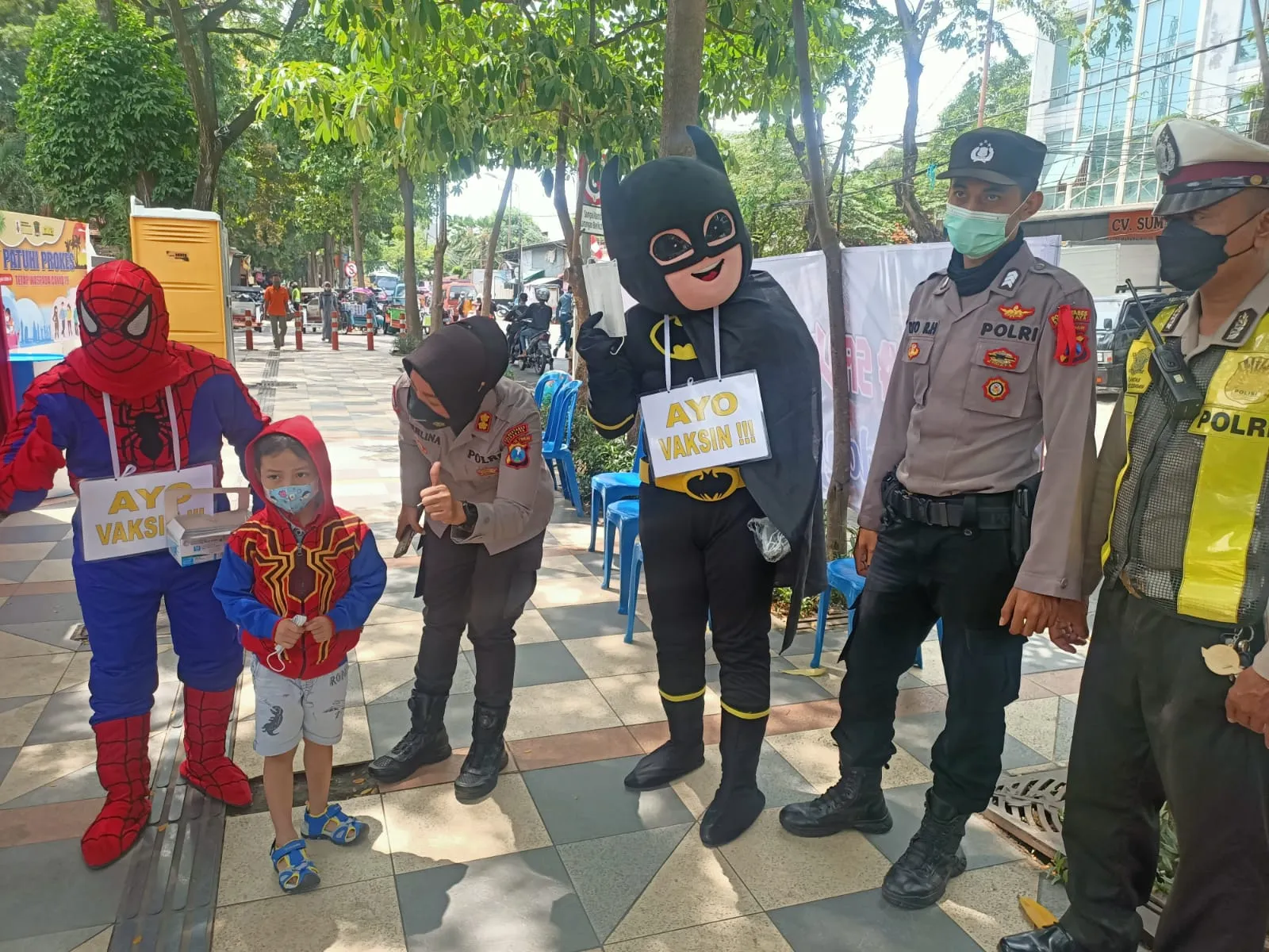 Jaga Kamtibmas, Dua Superhero Bantu Polsek Bubutan Jaga Pos Di Pasar Turi