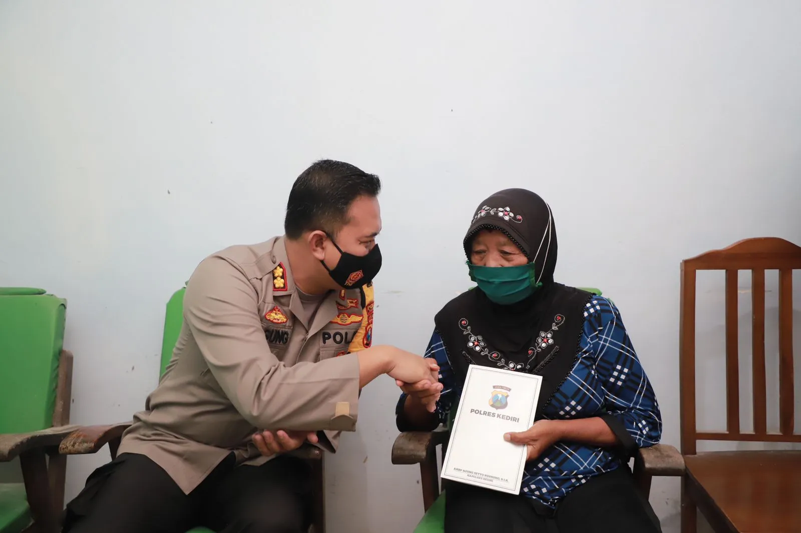 Lawan Jambret, Nenek-Nenek Dapat Penghargaan Dari Kapolres Kediri