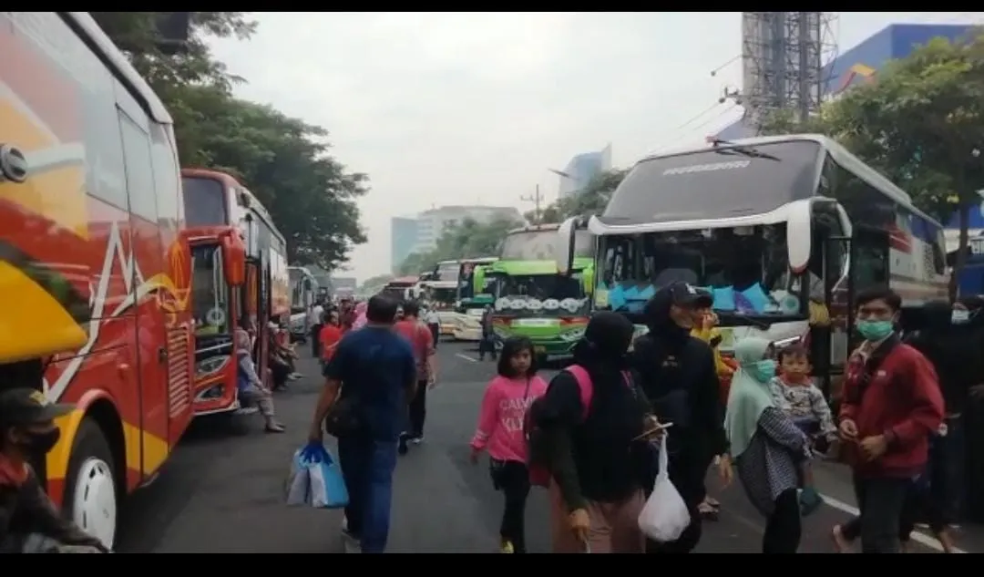 Penutupan Frontage Ahmad Yani Akibatkan Kemacetan di Bundaran Waru