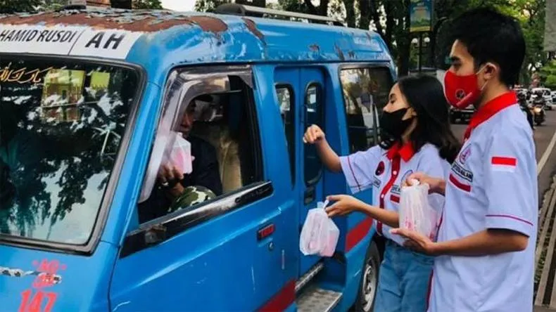 TMP Kota Malang Bagi-Bagi Takjil bagi untuk Pengendara di Jalan Kawi